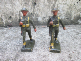 DURSO 2 British soldiers. 2 marcherende Engelse soldaten nette staat.