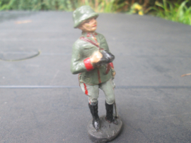 ELASTOLIN German officer with binocular. Duitse officier met verrekijker.