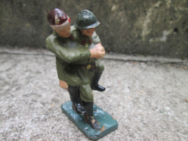 DURSO Belgium Soldier carrying a wounded man.  Belgische Gewonden drager. in mint staat TOP stuk.