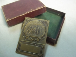 French fire department plaque in box, Franse brandweer medaille plaquette, penning in doos brons zonder naam.