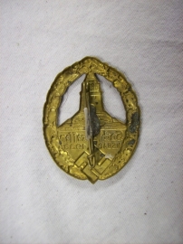 German medal tinnie, Sachsentreffen NSDAP 1933, vroeg speldje van de partij.