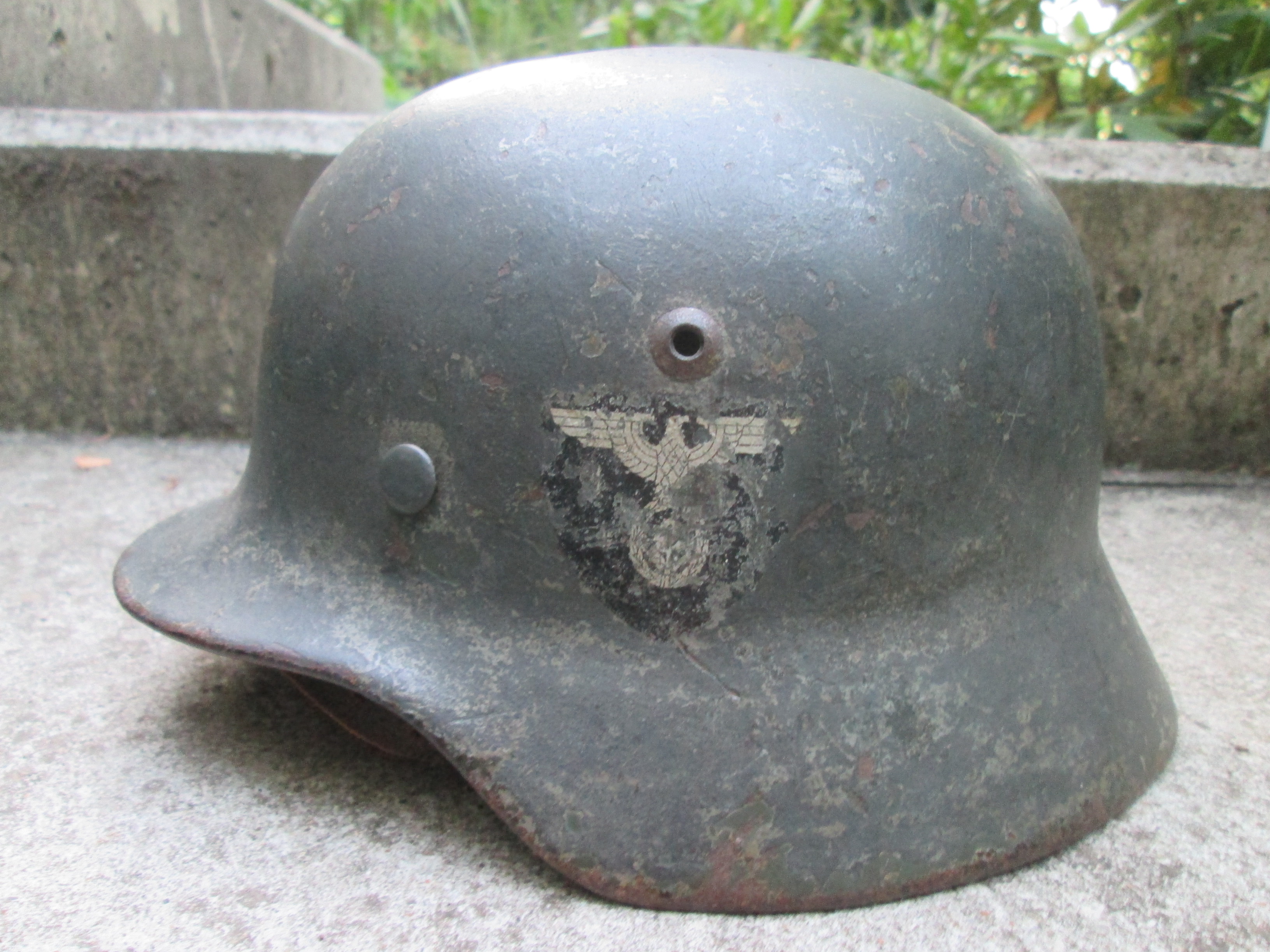 German helmet M35 with Labourparty decal. Duitse helm M35 met decal van de RAD /  Reichsarbeidsdienst. 100% origineel mooie eerlijke helm met kinband en binnenwerk