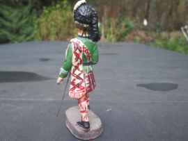 CHIALU Scottish officer with sword and featherbonnet Schotse officier met zwaard