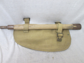 British entrenching tool pattern 1937. Engelse pikhouweel met stok in canvas hoes met bajonet aansluiting