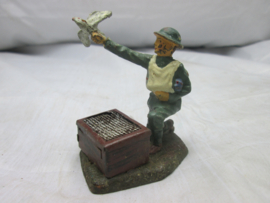 Elastolin toysoldier British soldier with pigeons. Speelgoedsoldaatje Engelse soldaat met duiven en duivenmand voor de verbindingen zeer nette staat.