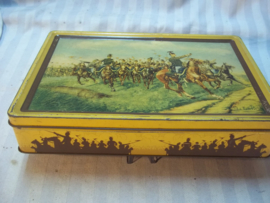 Tin with Belgium Lancers nice decorated.Blik met daarop Belgische Ulanen in gevecht zeer apart