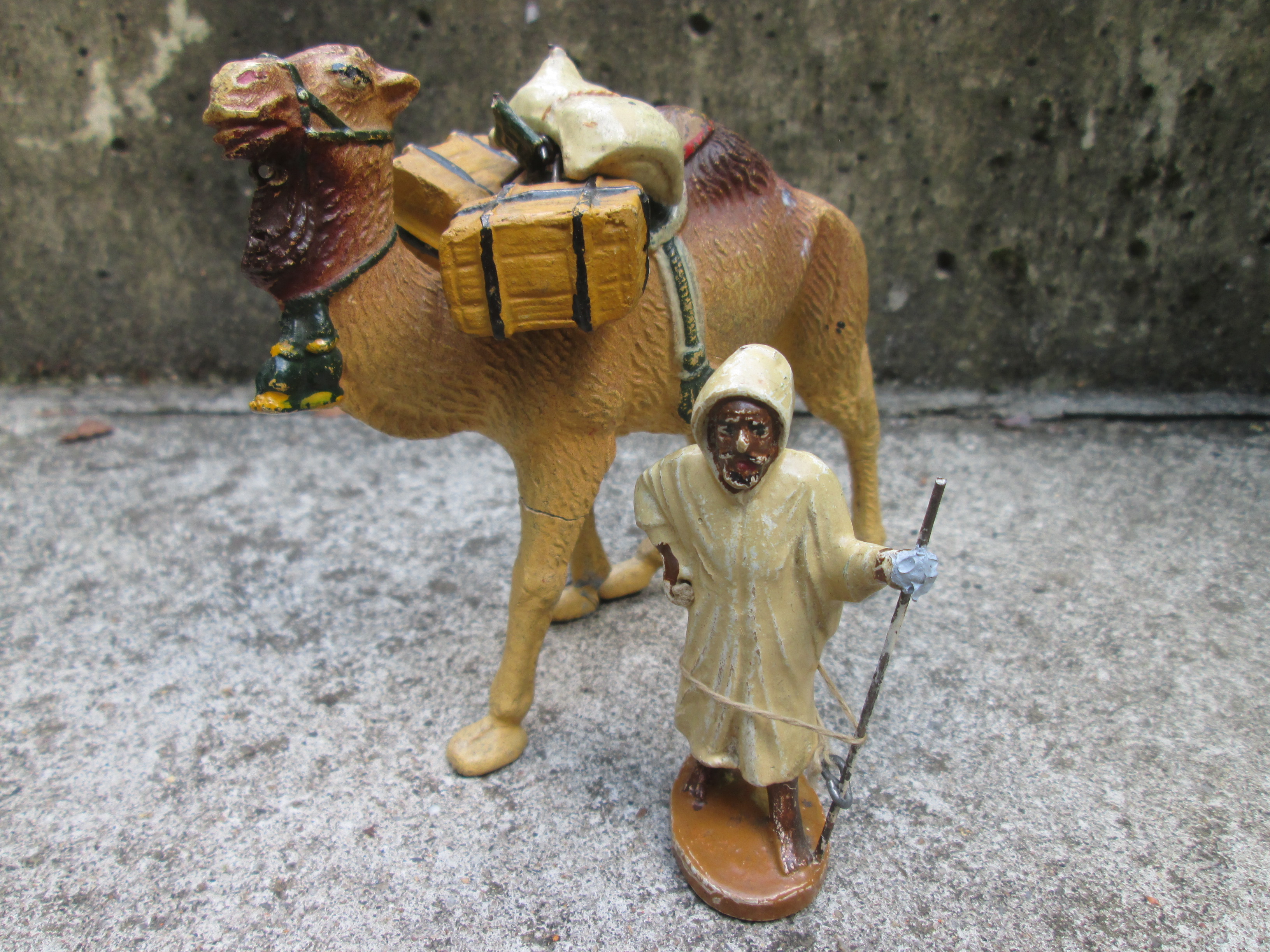 Nice and very rare set a camel, cameldriver ( INCAMIN) and a katholic missionary (no maker) leuke set kameel met kamelendrijver en een katholieke missionaris, zeldzaam