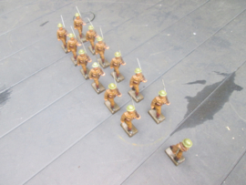 LINEOL British marching soldiers smaler size .13 Engelse marcherende soldaten goede staat kleiner model.