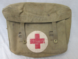 British field dressing pack with Red Cross marking. pach is nicely dated. Engelse webbing tas met Rode Kruis symbool, nette staat mooi gedateerd.