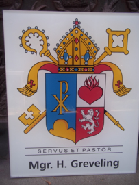 Uithangbord voor een monsieur, Bisschop van het Vaticaan, met Pauselijk embleem. groot model van plastic.