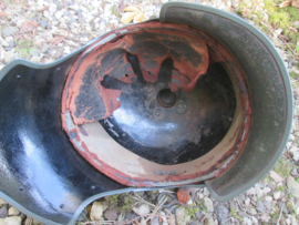 German M-1915 Prussian helmet "Jäger zu Pferd"worn condition. Duitse kurassiershelm mooi gemarkeerd 1916 gedateerd. zeer gedragen staat, cocarden zijn vernieuwd.