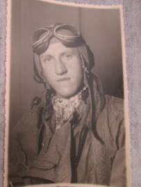 Photograph of a German airman. Duitse foto met een Luftwaffe piloot in vliegeroverall met cap en bril. mooie aparte foto.