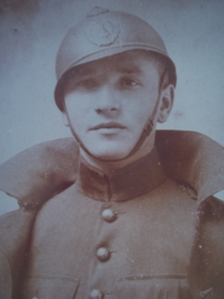 Foto Belgische soldaat met helm Model 1915 in lijst achter glas, groot 60 bij 75 cm. GEEN VERZENDING. leuk is het formaat grote foto's zijn niet gemakkelijk te vinden.