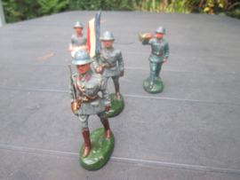FB Fabricatio Belge 4 soldiers, 4 soldaten officier met vlag bazuin en trommel.