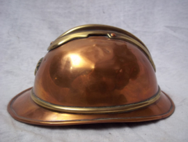 Trench art French helmet very rare. 17 by 12 cm.Loopgravenkunst Franse helm, zeer bijzonder dit soort specifiek gemaakte items, kepie, helm tank geweer enz. dit soort items worden veel gezocht je ziet ze ook al in kunstgallerijen.