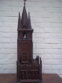 Tramp- Art zelfgemaakte kerk of kapel, bestaat uit 3 delen, in het midden hebben ze een opbergkastje gemaakt zeer netjes gedaan. tramp-art (1870- 1940). geen uurwerk. afmeting  86 cm hoog, 21 cm diep en 34 vm breed ZEER DECORATIEF