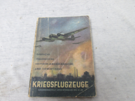 Boek KRIEGSFLUGZEUGE, met vele foto's en tekeningen van de vliegtuigen uit Duitsland, amerika, Engeland Italie enz.