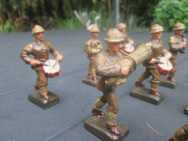 LINEOL Belgium soldiers drumband smaller size. 15 Belgische soldaten drumband 1 met lyra. kleiner model soldaatjes bijzonder apart.