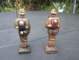 LINEOL 2 Belgium soldiers on guard smaler size. 2 Belgische soldaten op wacht. kleiner model.