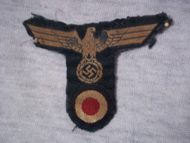 German Wehrmacht cap badge bevo woven. Duits petembleem voor de Wehrmacht M-42 en M43 pet. verwijdert embleem, daarom heeft het wel charme. mooi gebruikt origineel petembleem.
