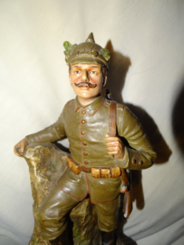Statue Austrian soldier, Beeld Oostenrijkse soldaat biscuit perfekte staat gesigneerd, ZELDZAAM, mooi gesigneerd,er zijn ook andere afbeeldingen bekend, maar de soldaat met pickelhaube is toch wel zeer aantrekkelijk.