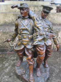 Statue of two soldiers ALLIANCE a French soldier is carrying a British wounded soldier. Gebronsd beeld Engelse en Franse soldaat die elkaar helpen. gesigneerd RUFFONY. hoogte 27 cm. zeer bijzondere voorstelling.
