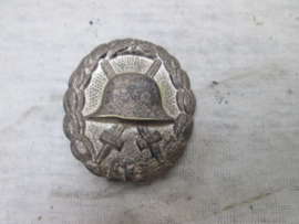 German wounded badge in silver. name scratched insite. Duits gewonden embleem zilver.