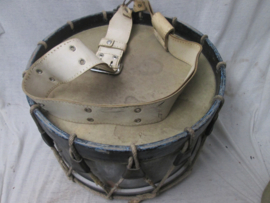 Military drum metal. Militaire trommel met drager, metalen kast Belgische aanmaak uit brussel jaren 30- 40.