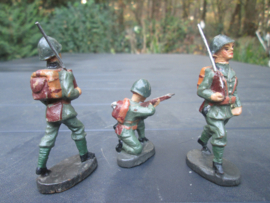 ELASTOLIN 3 Ita+ian soldiers. drie Italiaanse soldaten typische kraagemblemen en helm. goede staat