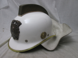 Dutch fire helmet of the sixties. Nederlandse brandweerhelm met leren neklap, zeer mooi model, compleet.