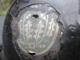 GERESERVEERD Belgium collaboration helmet of the Flemish Guards. Belgische helm met embleem van de Vlaamse Wacht, collaboratie. zat op een zwarte Rijkswacht helm Model 1934. zeer zeldzaam stuk. embleem zat ook wel op Nederlandse helmen.