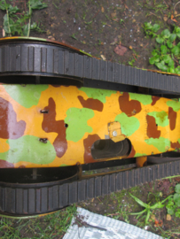 French tin toy tank. Franse blikken speelgoed tank JOUET FRANCAIS, mechanisch camouflage mimikri geverfd zeer bijzonder stuk staat ook in het museum Flanders Fields Ieper.