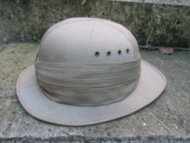 British pith helmet.early model. nicely marked with broad arrow and dated 1941. Engelse tropenhelm vroeg model, na 1942 werden er andere typen helmen uitgereikt. dit model is iets moeilijker te vinden. mooi gemarkeerd. gedragen staat.