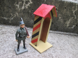 DURSO German soldier on guard. Duitse wachtpost met wachthuisje, Uniform Duitse soldaat zeer gedetailleerd, TOP staat leuke set.