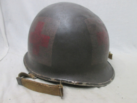 US- Army M1 helmet swivel bail front seam, Red Cross driver ambulance. Amerikaanse helm M1 met rode kruis embleem  en AMBULANCE opschrift. zeldzame helm met bijbehorende binnenhelm 100% origineel. TOP