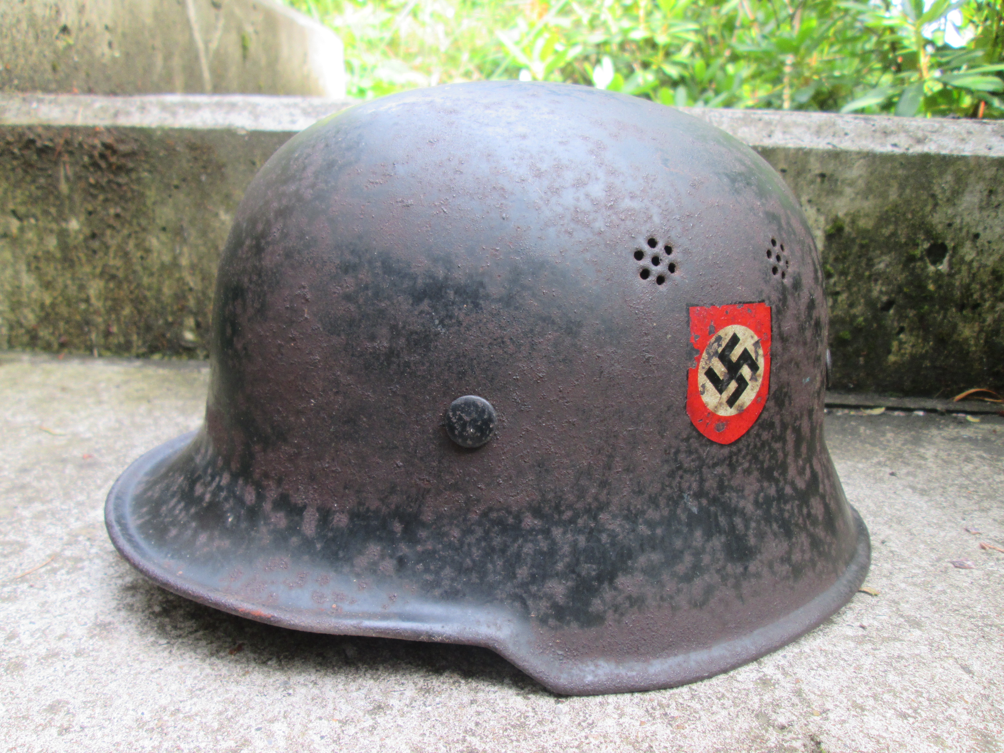 German Police helmet with double decal. REVERSE DECAL, it makes the helmet a rare item. Duitse politie helm met dubbele decal welke omgedraaid zijn dit gebeurde niet vaak, maar er zijn helmen bekend die dit hebben dus zeldzamer. 100% origineel.