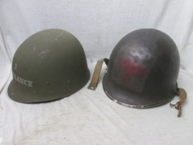 US- Army M1 helmet swivel bail front seam, Red Cross driver ambulance. Amerikaanse helm M1 met rode kruis embleem  en AMBULANCE opschrift. zeldzame helm met bijbehorende binnenhelm 100% origineel. TOP