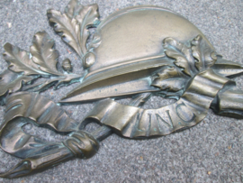 French memorial plaque UNC, with helmet. Frans bronzen herinneringsplaat van de UNC, afgebeeld de Franse helm Model 1915 met infanterie embleem, mooi decoratief stuk.