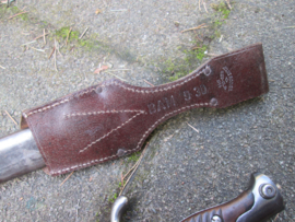 German M 1898/ 05 sawback bayonet maker Simson & Co. Suhl. spine dated 1915 under crown W. with scabbard and frog Hans Römer Neu- Ulm 1914 BAM 9 30. Duitse zaagrug Butcher bajonet in een zeer nette staat.