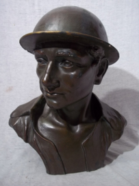 Statue of a British soldier with steelhelmet. signed G.CARLI - 1920-1949. Beeld van een Engelse soldaat met helm, gips, gebronsd, afmeting 30 x 25 x 20 cm. geicht 2,5 kilogram. Zeer net beeld.