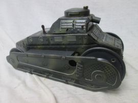 German tin toy tank TipCo. Blikken speelgoed tank, opdraaibaar, werkend, spuwt vuur uit loop d.m.v. vuursteentje. merk TipCo uit de jaren 30 rupsbanden zijn niet de originele. bijzonder stuk.