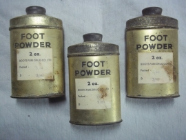 British tin with footpowder all dated 1940, price is pro each.Engelse voetpoeder busjes prijs is per stuk