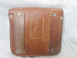 British aemy leather pouch with folding saw nicely marked not complete. Engels leren tasje met opgerolde zaag 1942, mooi gemarkeerd, helaas niet compleet.