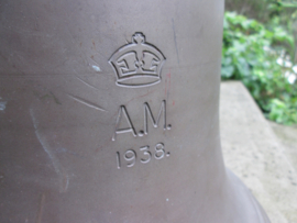 RAF Station bell ( Scrambled Bell ) nicely marked A.M. 1938 Air Ministry. Engelse RAF vliegveld bel 33 cm, brons met merkering, deze items zijn hedendaags zeldzaam. compleet met originele klepel diameter 33 cm.