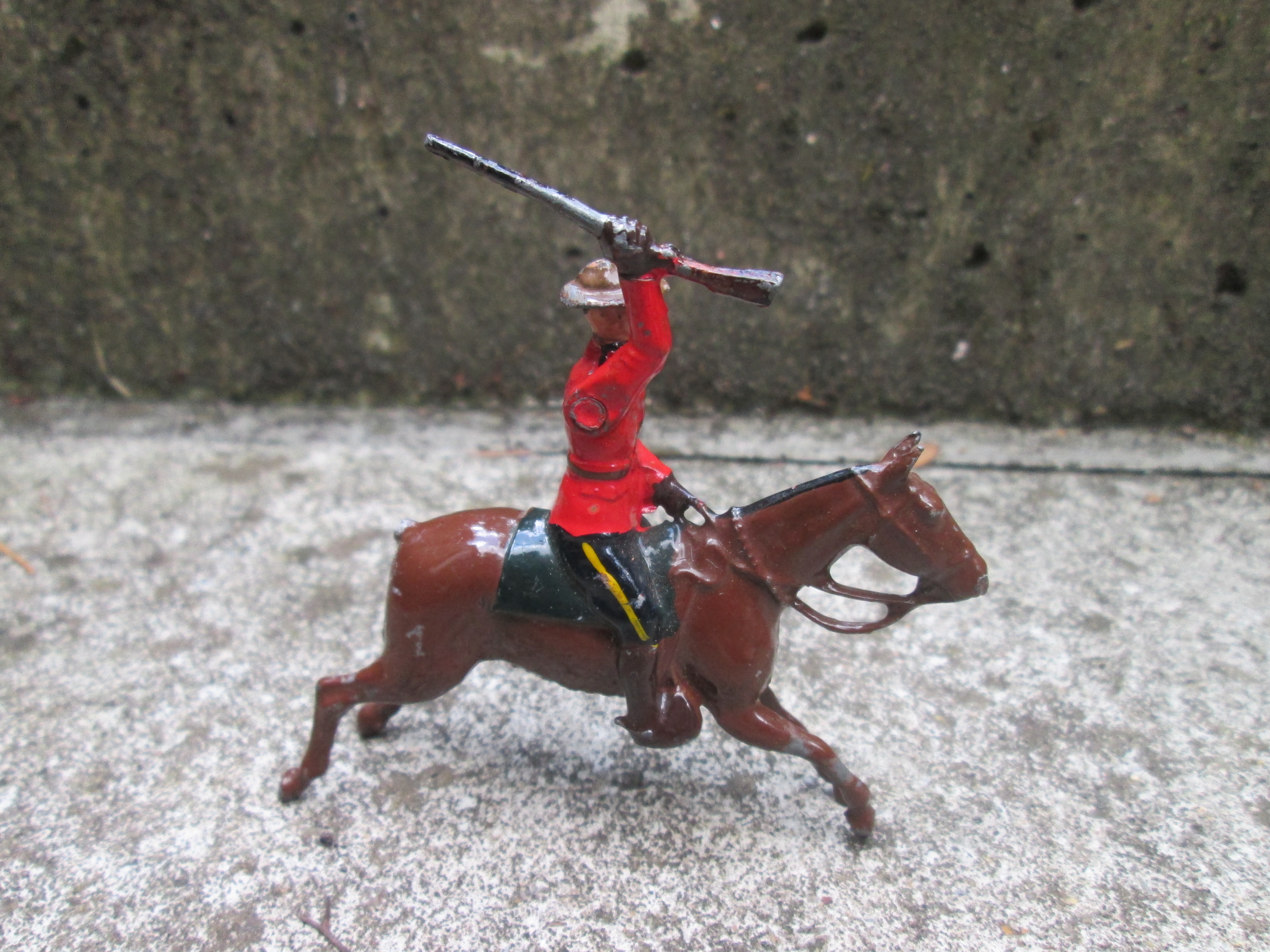 Tin toy Canadien Mountain police Britain. Tinnen speelgoedsoldaatje met bewegende arm Canadese Mountain politie.