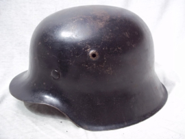 German helmet M-42 original black colour. Duitse helm model 1942 zwart, 100% origineel met binnenwerk en kinriem mooie complete helm. veelal gebruikt door Luftwaffe Flak-eenheden.