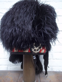 Scottish featherbonnet with badge. Schotse feather bonnet met maker, en embleem, gemaakt van struisvogel veren.