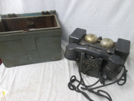 British field telephone complete, in wooden box. Engelse bakelieten veldtelefoon, compleet in houten kist.