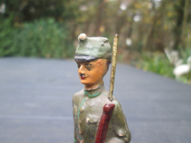 ELASTOLIN Soldier marching. Soldaat die marcheert met sjako groen uniform Duits/ Nederlands.