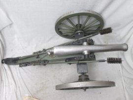 Miniatuur kanon, 70 cm bij 36 cm hoogte 30 cm.
